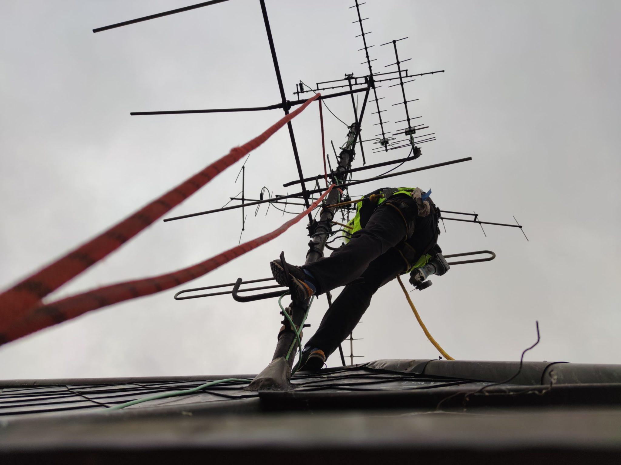 demontaz a odstranenie starej anteny zo strechy