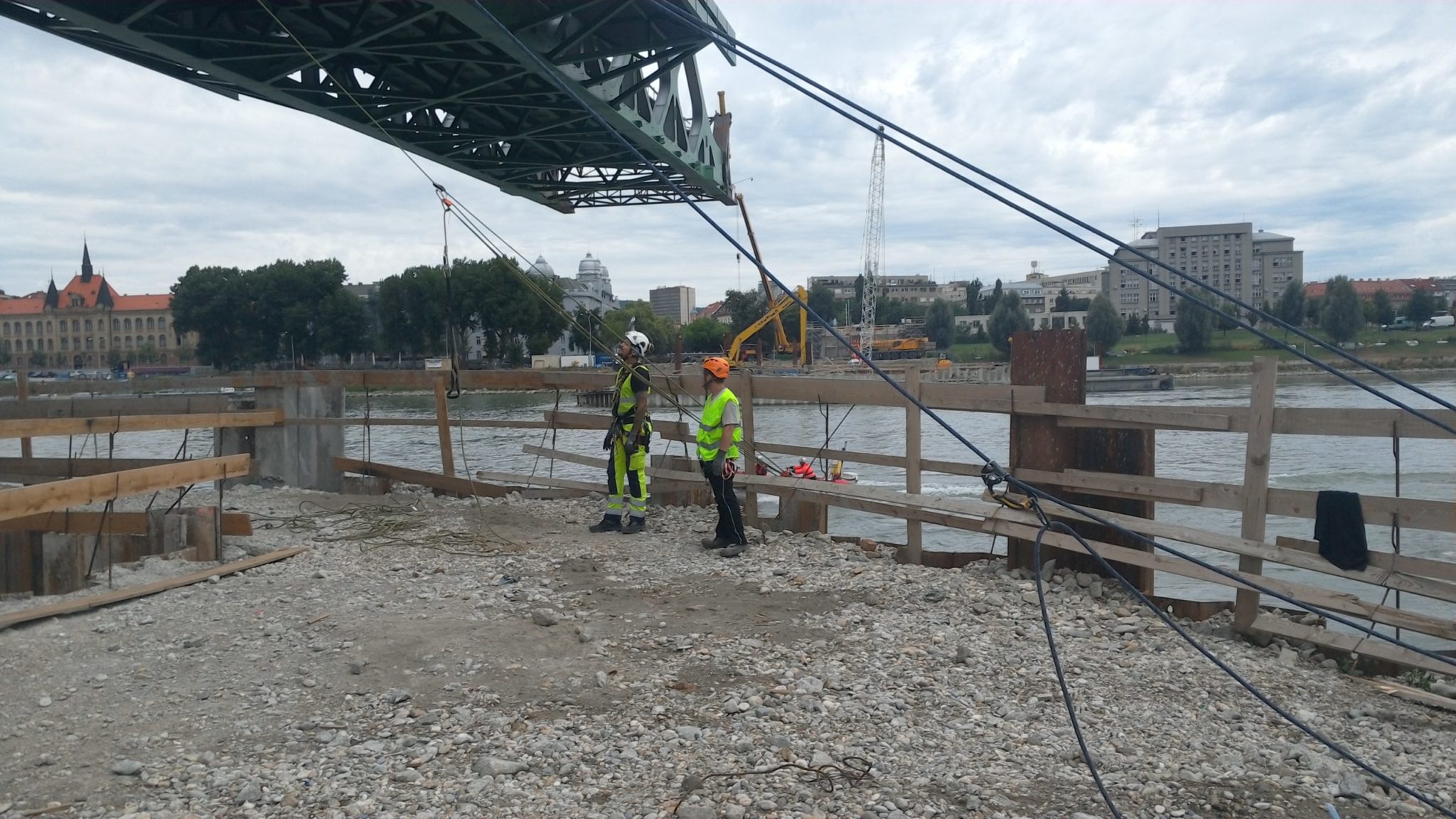 rigging na starom moste demontaz a spustanie docasneho doka systemu na piliery pod mostom